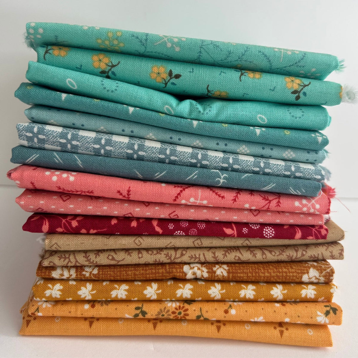 Fat Quarter Bundle Thanksgiving at Grandma's | Baked With Love by Lori Holt of Bee in My Bonnet | 16 Fat Quarters | Curated Bundle