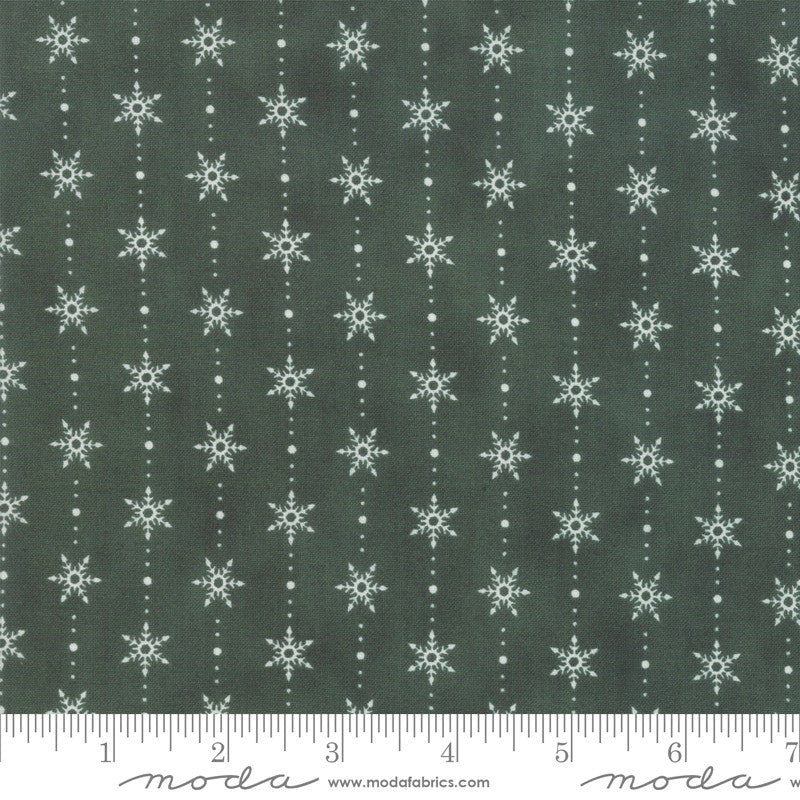 Homegrown Holidays Holly Green Snowflakes In a Row Yardage (19946 16)